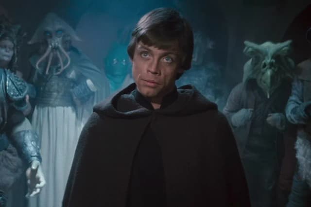 Tessk over the shoulder of Luke Skywalker