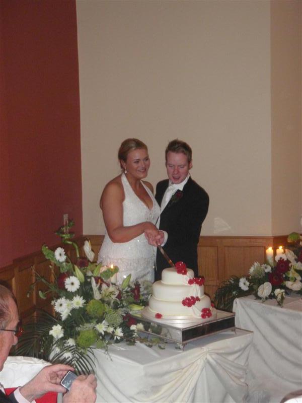 Marie-Therese and Gareth cutting their cake